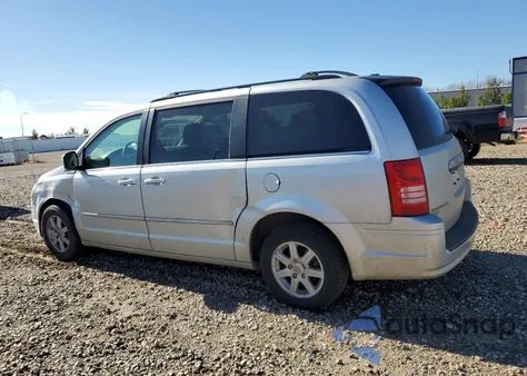 2010 Chrysler Town & Country Touring из США, поврежденный, VIN 2A4RR5D18AR440952